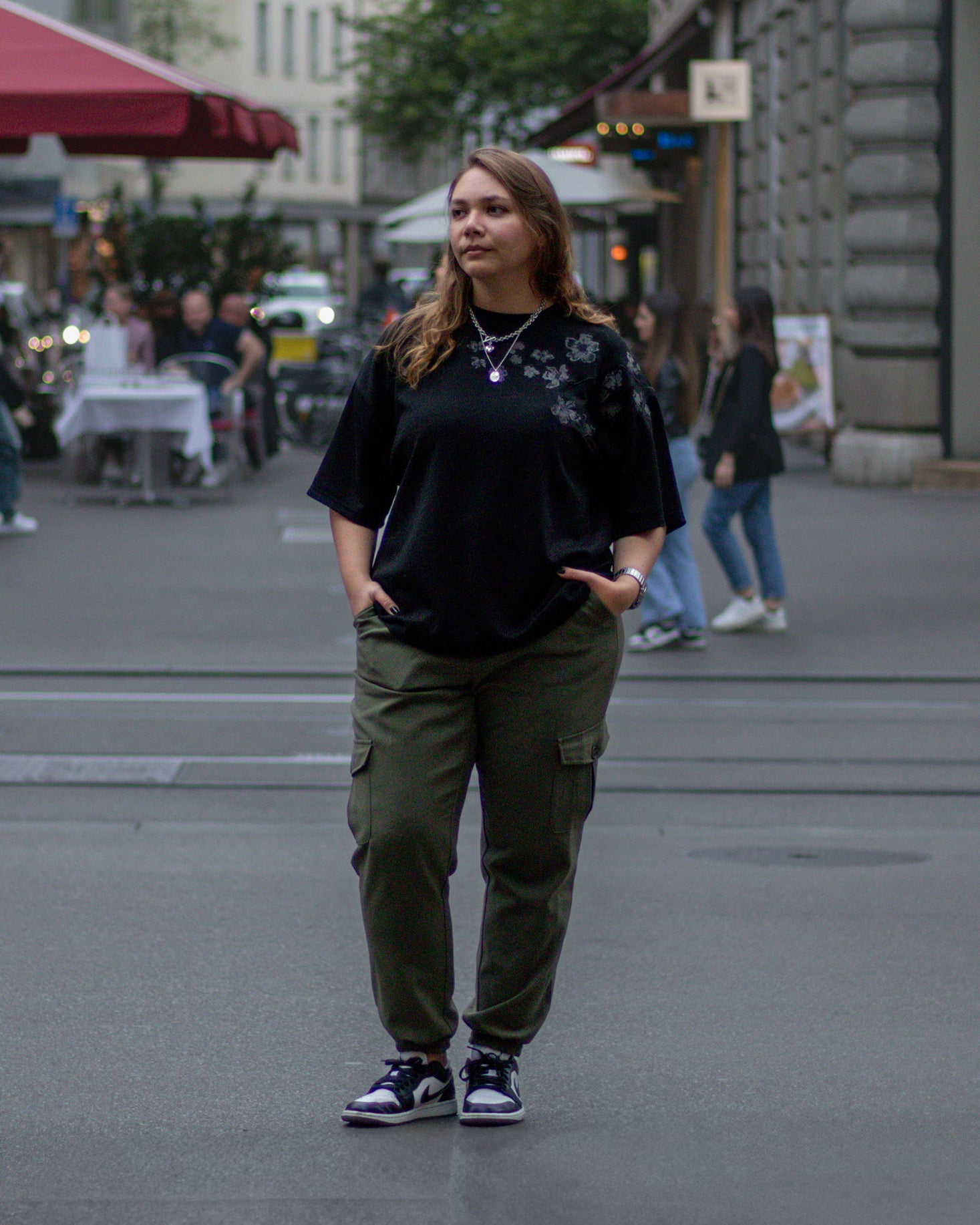 SAKURA TAKUMI KUROI TEE