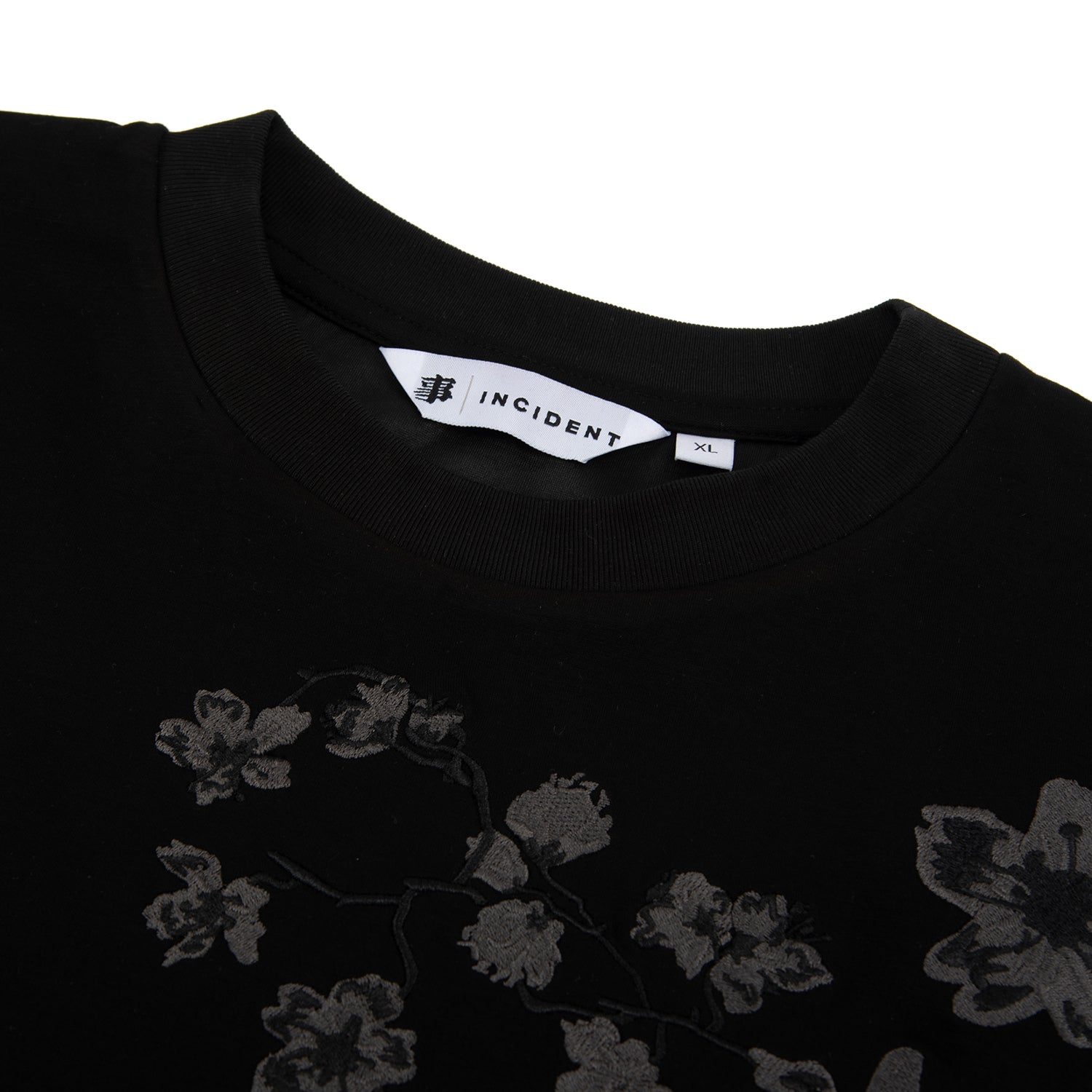 SAKURA TAKUMI KUROI TEE