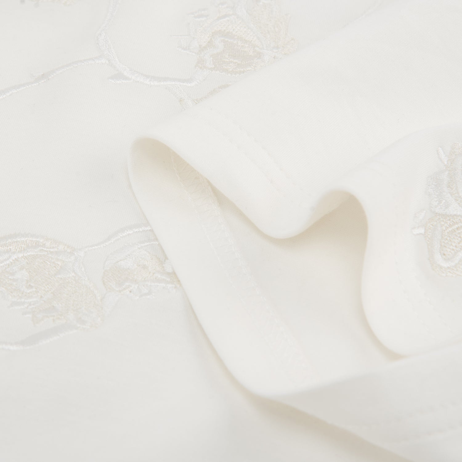 SAKURA TAKUMI SHIROI TEE